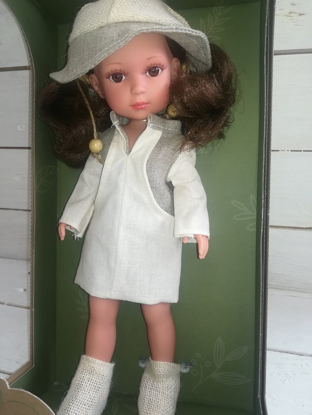 Lėlytė Carole su lininiais rūbeliais, 36 cm – papildomas vaizdas 3